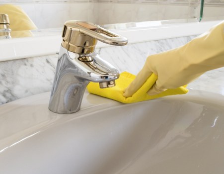 Cleaner maintaining kitchen surfaces during a Crystal Palace regular cleaning visit